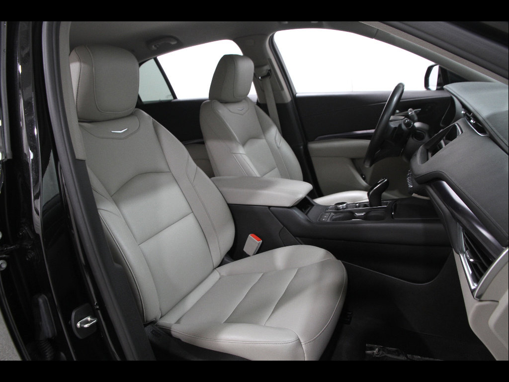 Used 2023 Cadillac XT4 Luxury w/ Cold Weather Package image 17