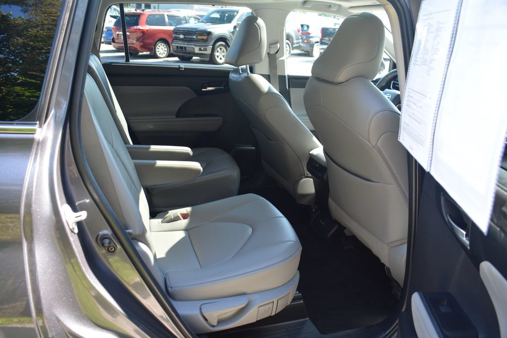 Used 2022 Toyota Highlander XLE AWD/4WD image 21