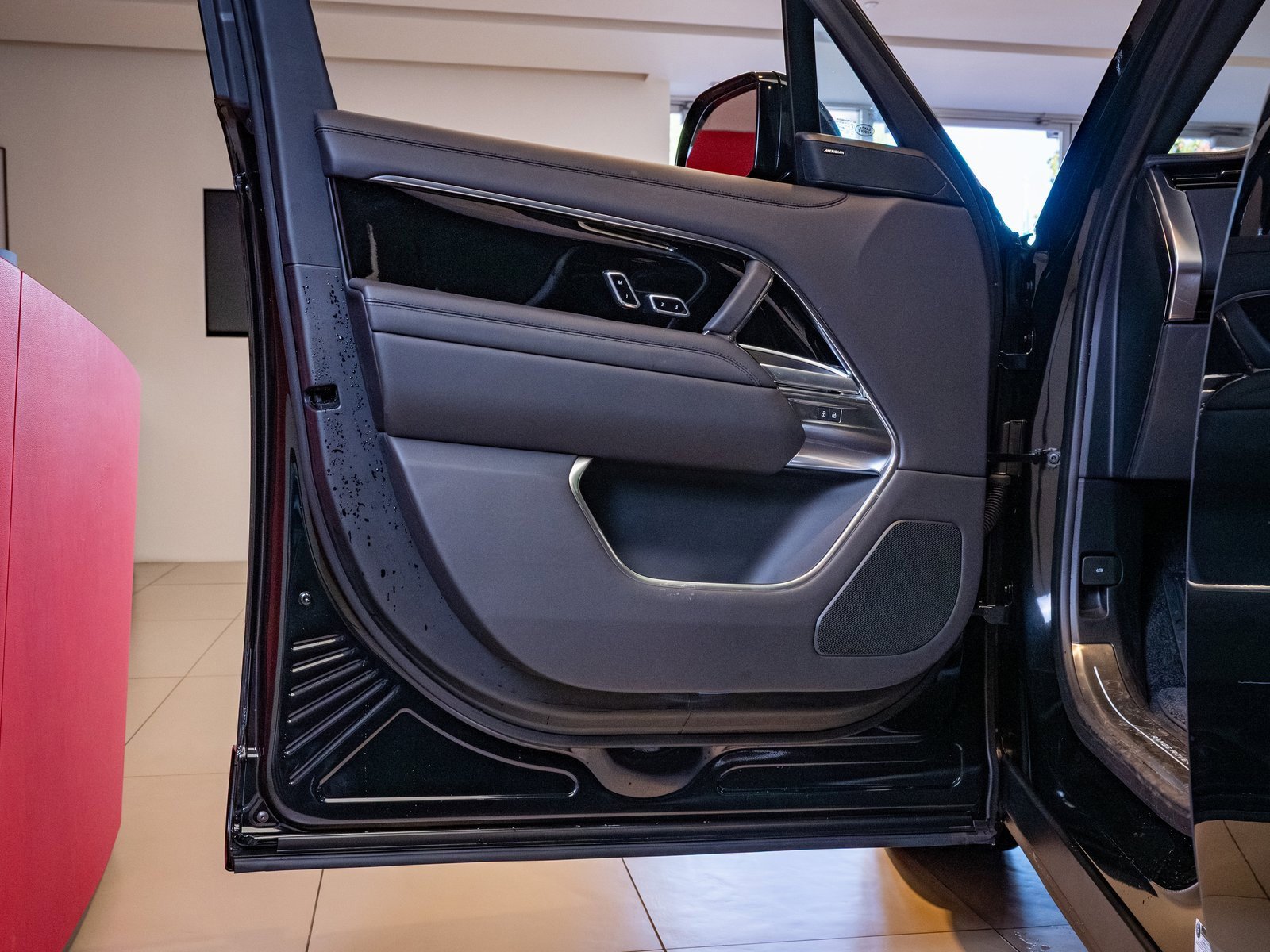 Used 2023 Land Rover Range Rover SE image 8