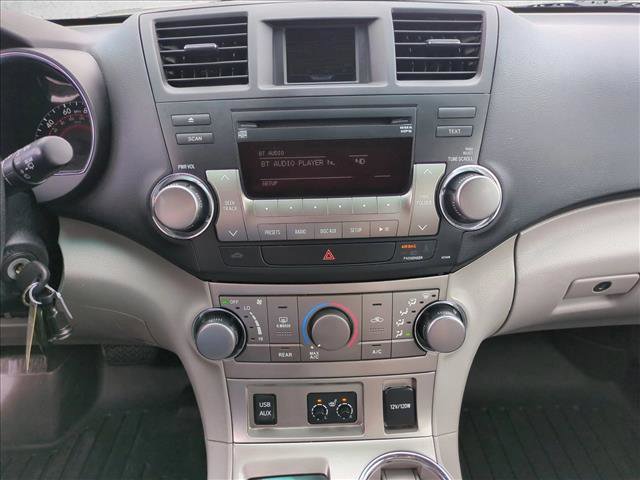Used 2011 Toyota Highlander SE w/ Tow Pkg image 11