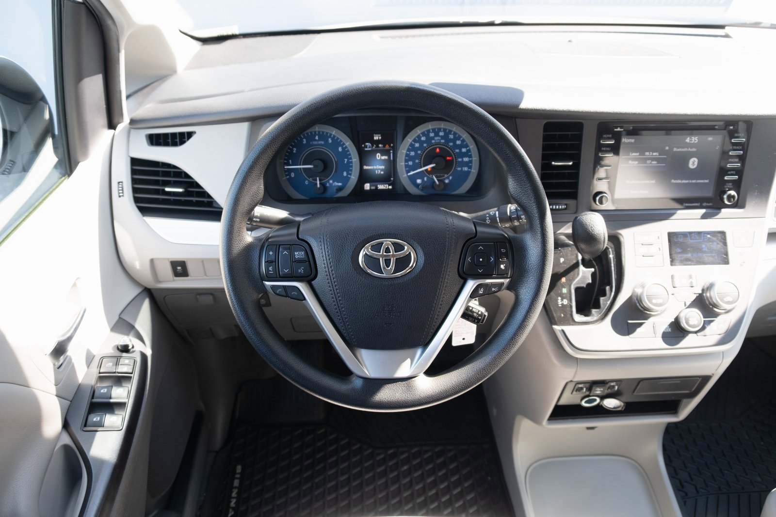 Used 2020 Toyota Sienna LE image 2