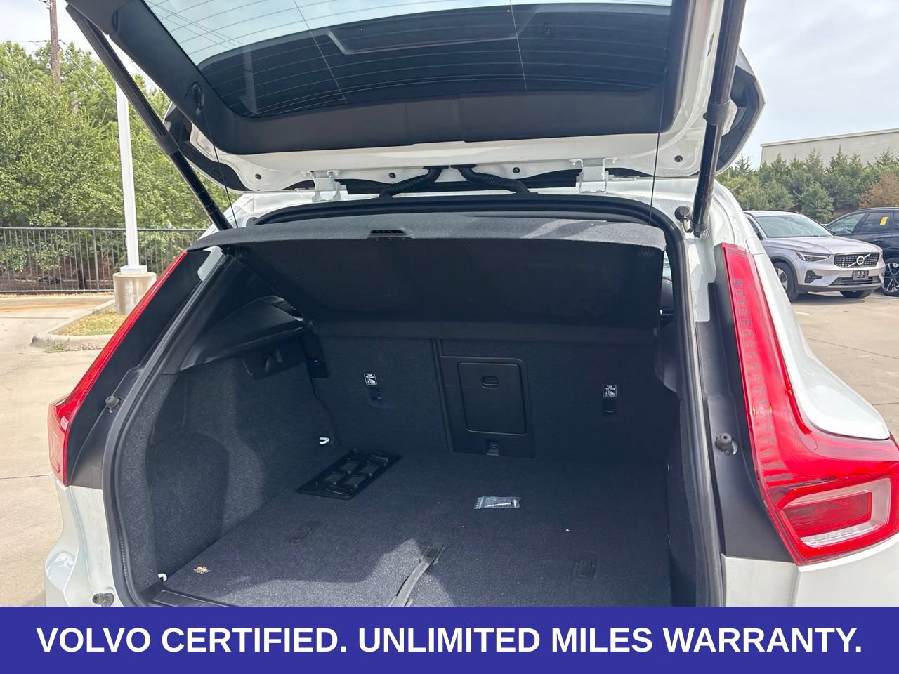 Certified 2025 Volvo XC40 B5 Plus AWD/4WD image 12