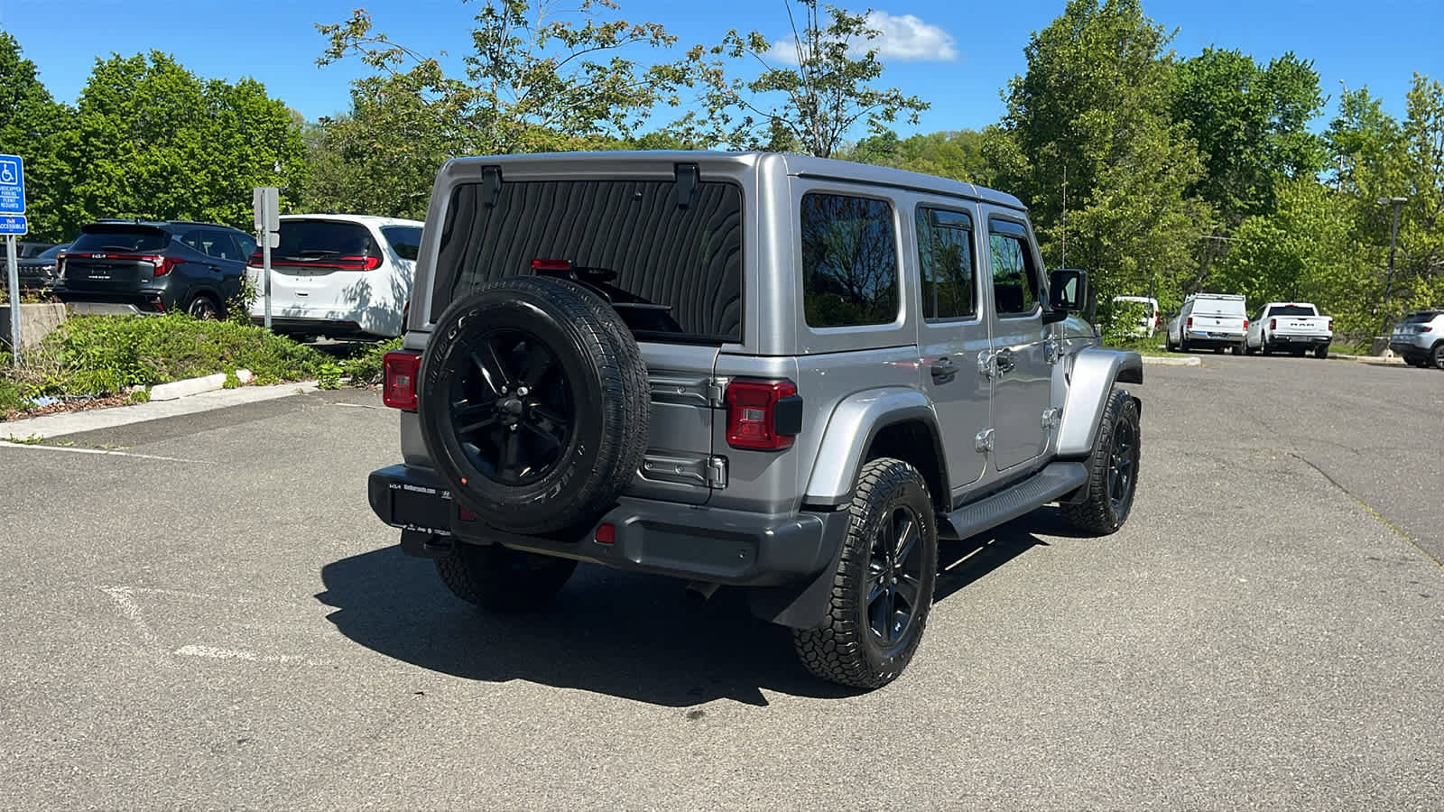 Used 2019 Jeep Wrangler Unlimited Sahara AWD/4WD image 4