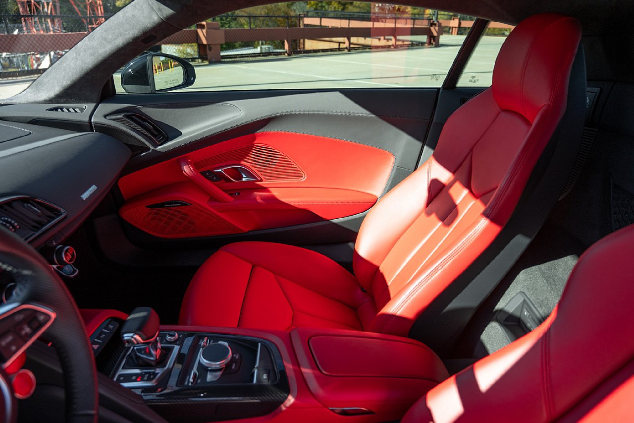 Used 2018 Audi R8 V10 w/ Premium Package RWD image 26