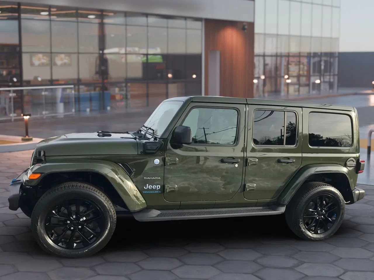 Used 2023 Jeep Wrangler Unlimited Sahara w/ Cold Weather Group image 7