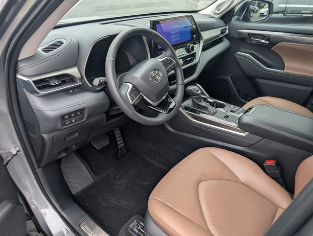 Used 2025 Toyota Highlander Limited image 12