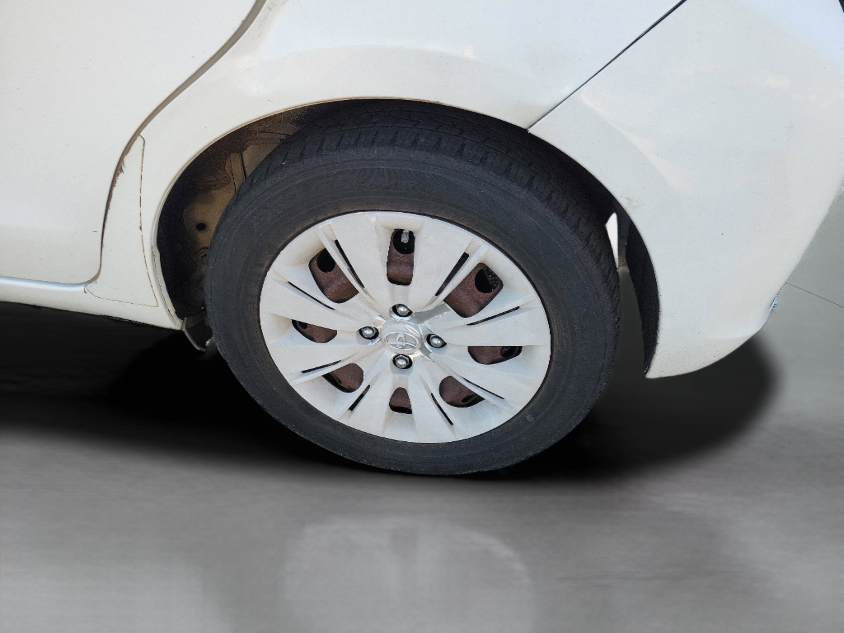 Used 2014 Toyota Yaris L FWD image 30