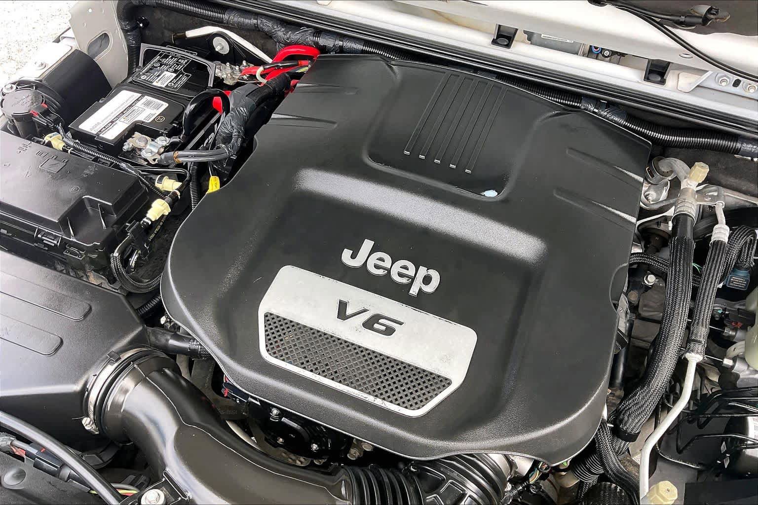 Used 2015 Jeep Wrangler Unlimited Sahara AWD/4WD image 28
