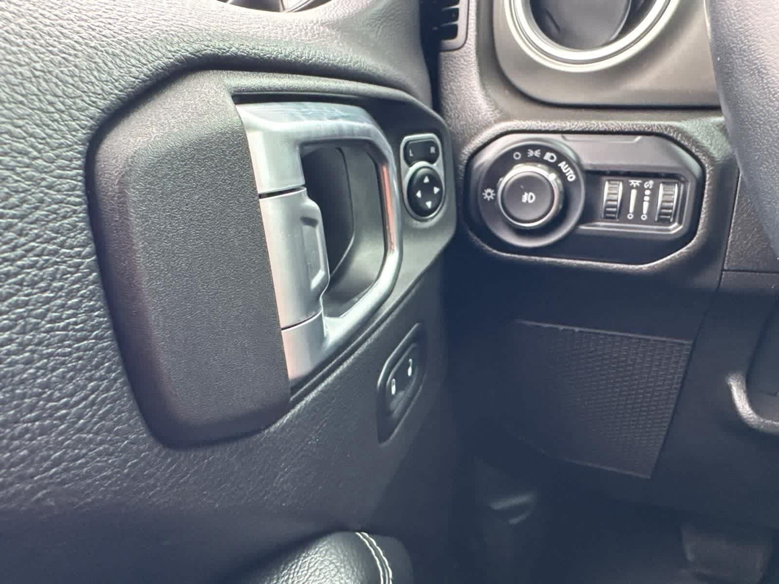 Used 2022 Jeep Wrangler Unlimited Sahara AWD/4WD image 19