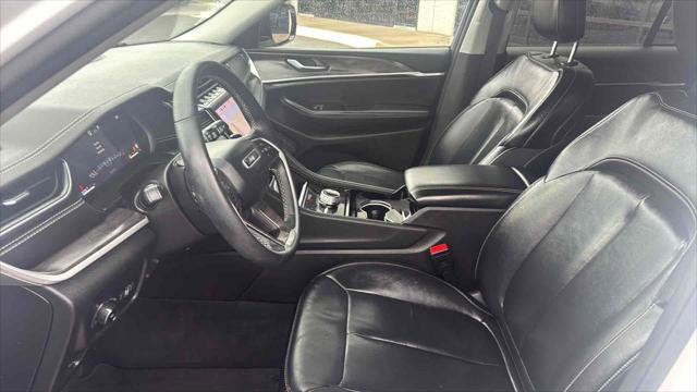 Used 2023 Jeep Grand Cherokee Limited w/ Black Appearance Package image 9