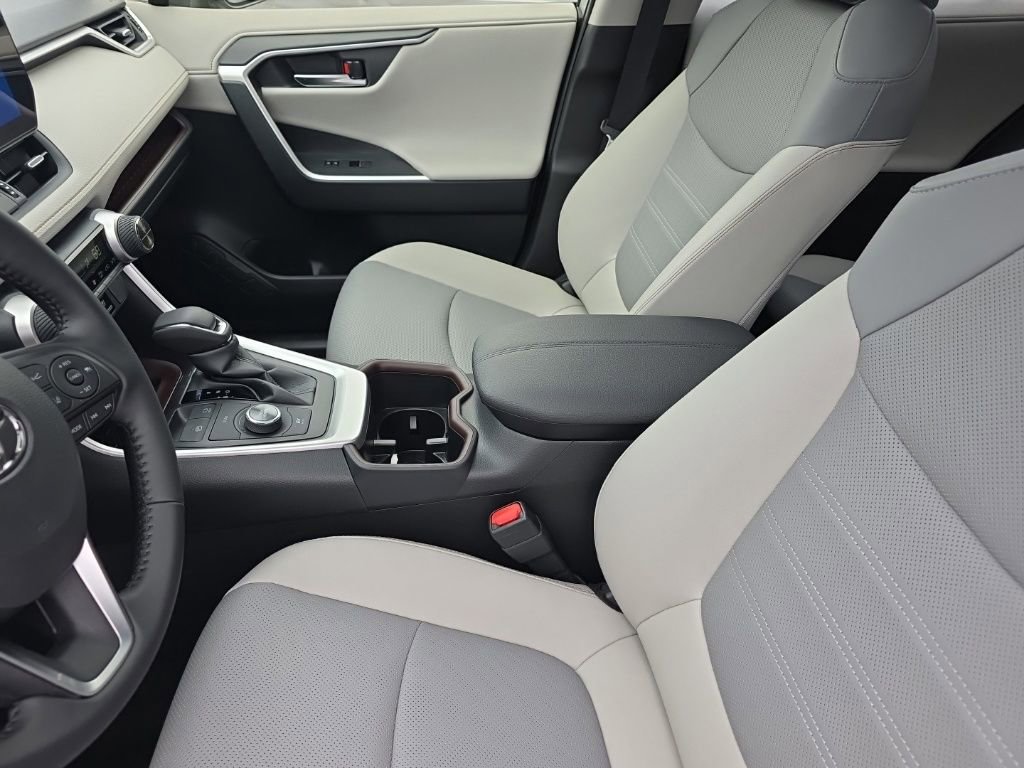 Used 2025 Toyota RAV4 Limited image 17