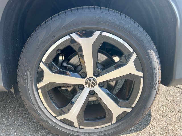 Used 2025 Volkswagen Tiguan SE AWD/4WD image 27
