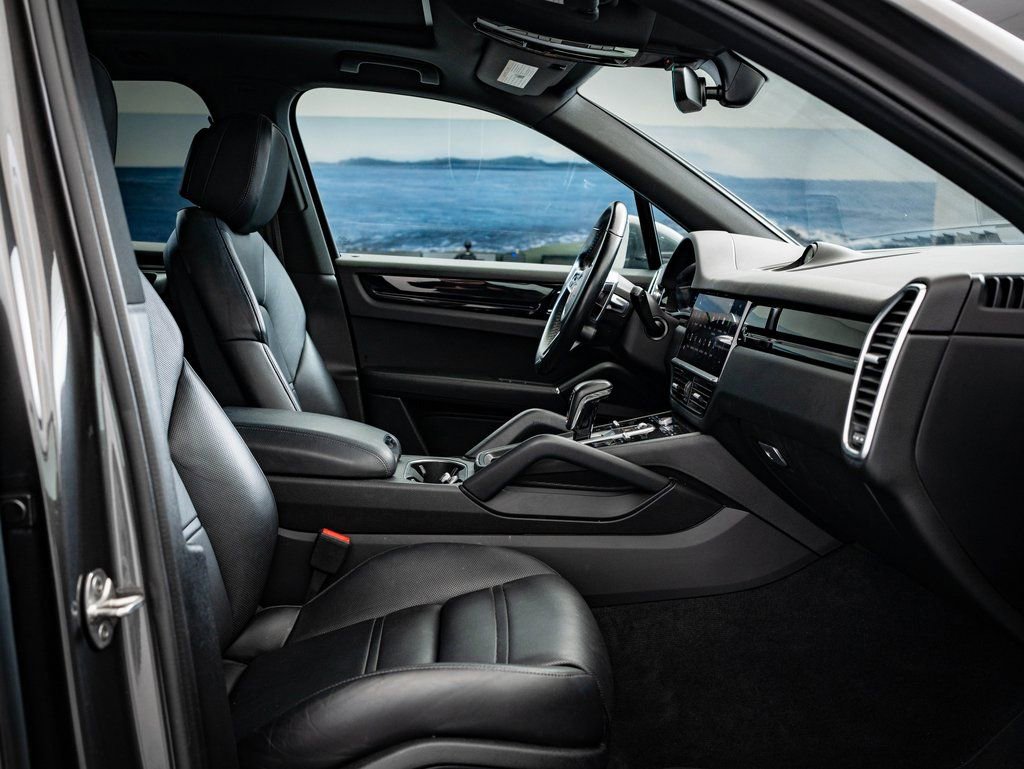 Certified 2022 Porsche Cayenne E-Hybrid w/ Premium Package image 29