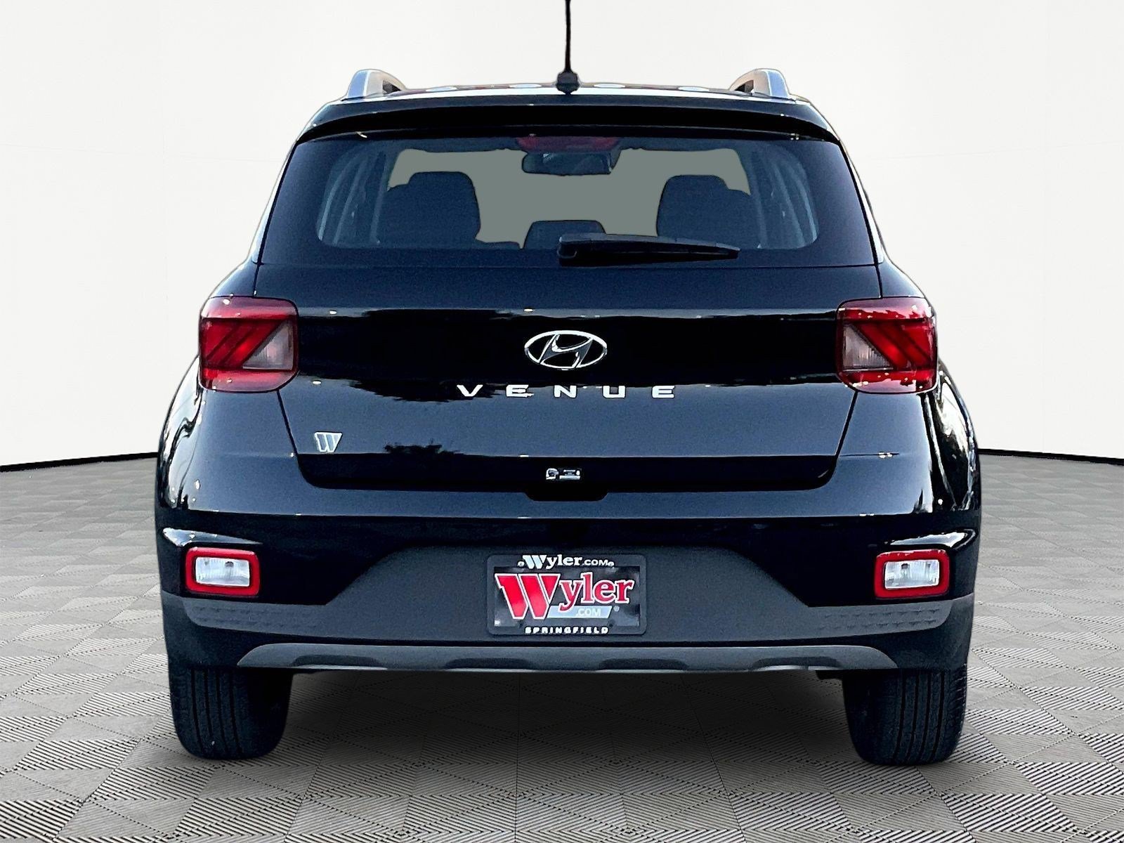 Used 2025 Hyundai Venue SEL FWD image 5