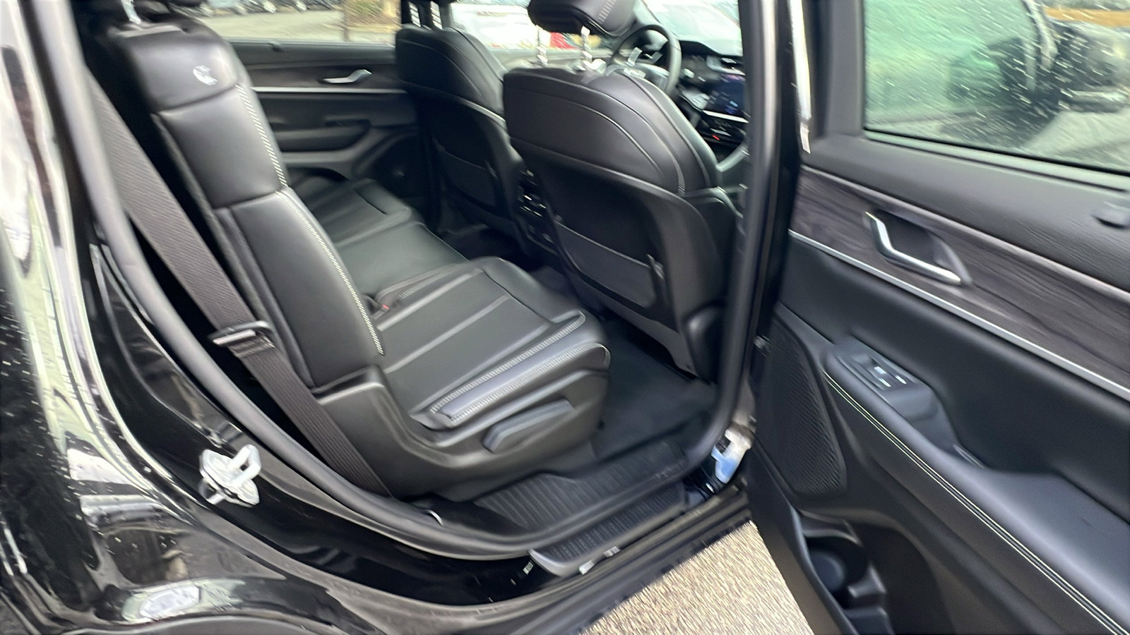 Used 2024 Jeep Grand Cherokee L Limited w/ Luxury Tech Group II image 23