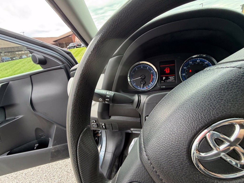 Used 2018 Toyota Corolla LE FWD image 32