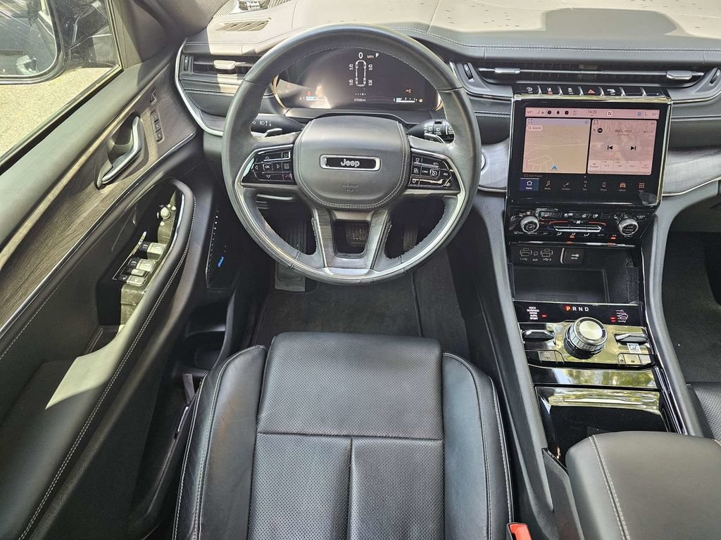 Used 2022 Jeep Grand Cherokee Overland w/ Luxury Tech Group IV AWD/4WD image 16
