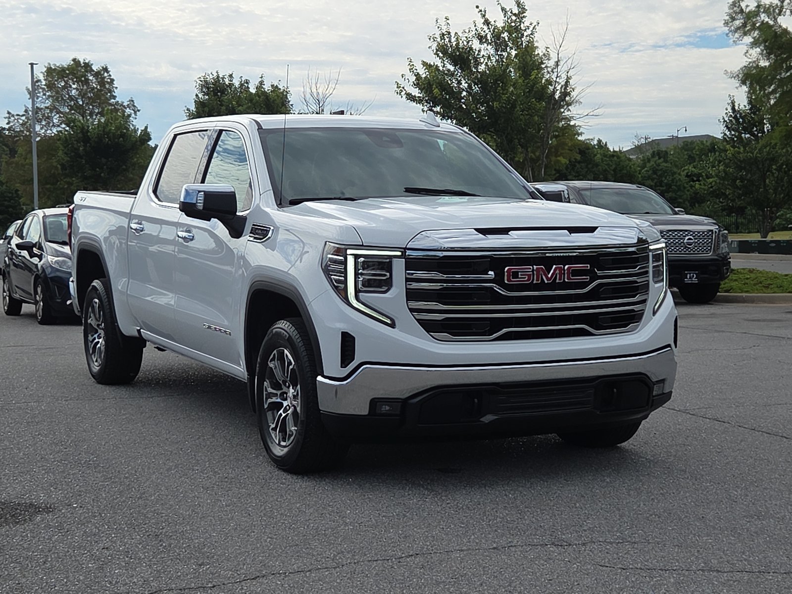 Used 2026 GMC Sierra 1500 SLT AWD/4WD image 1