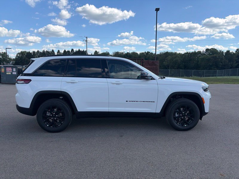 New 2026 Jeep Grand Cherokee Altitude AWD/4WD image 2