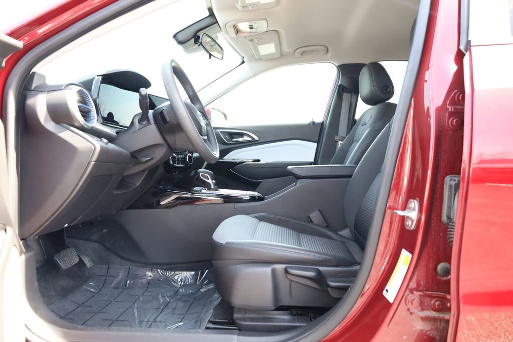 Used 2025 Chevrolet Trax LT FWD image 13