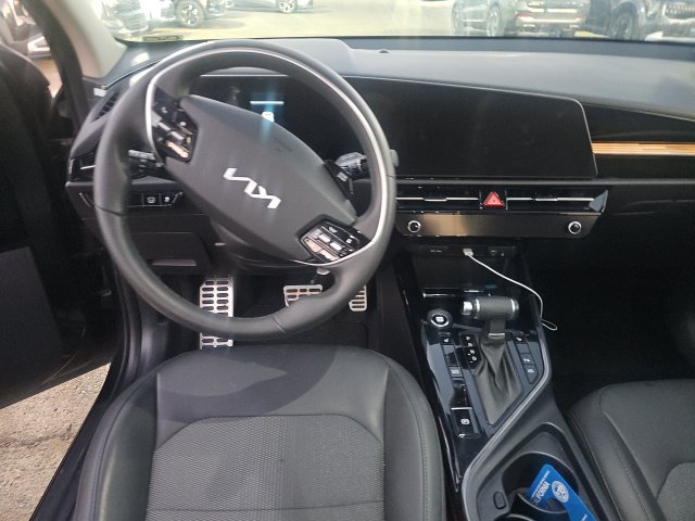 Used 2025 Kia Niro EX Touring FWD image 12