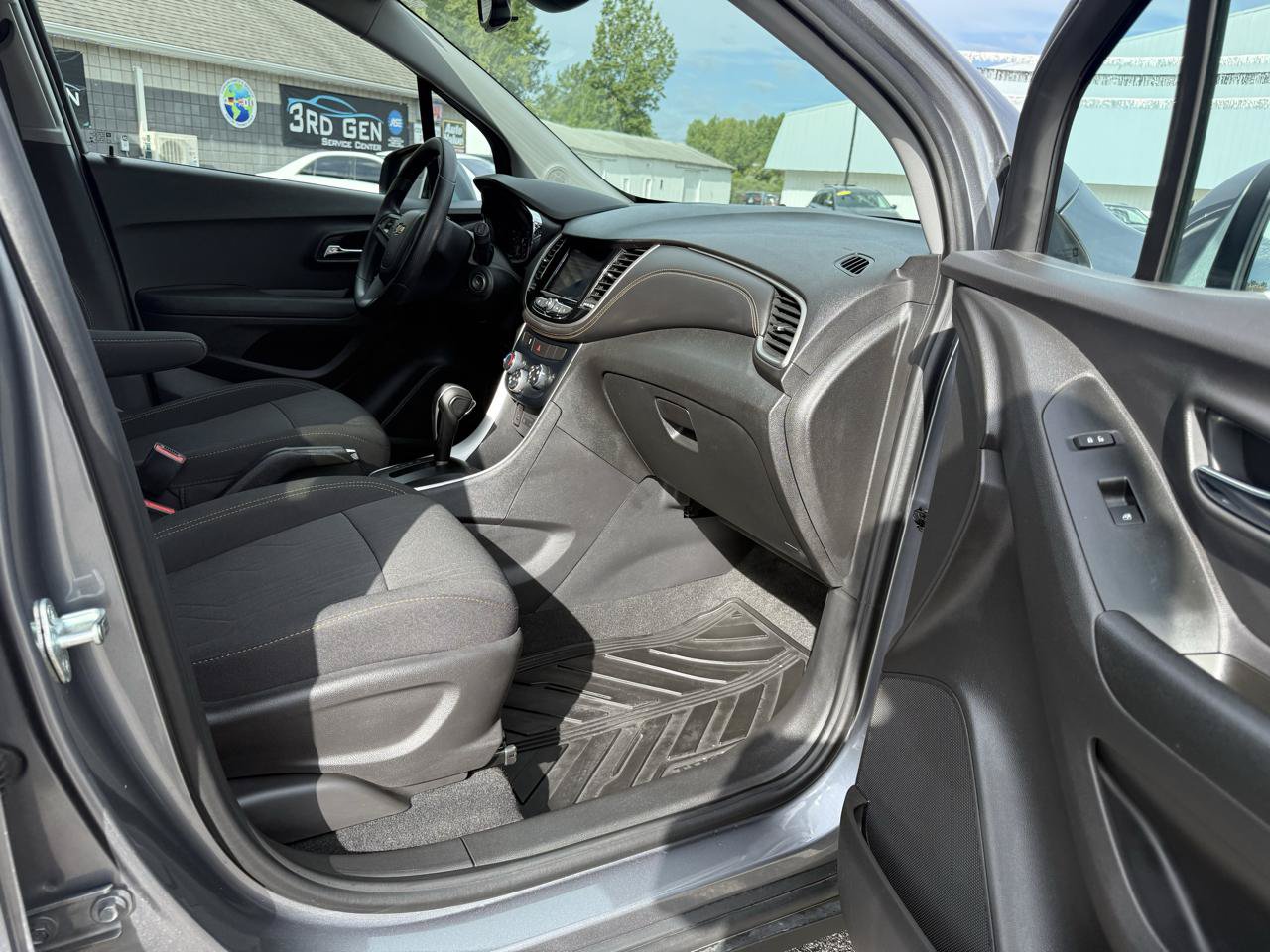 Used 2020 Chevrolet Trax LT FWD image 10