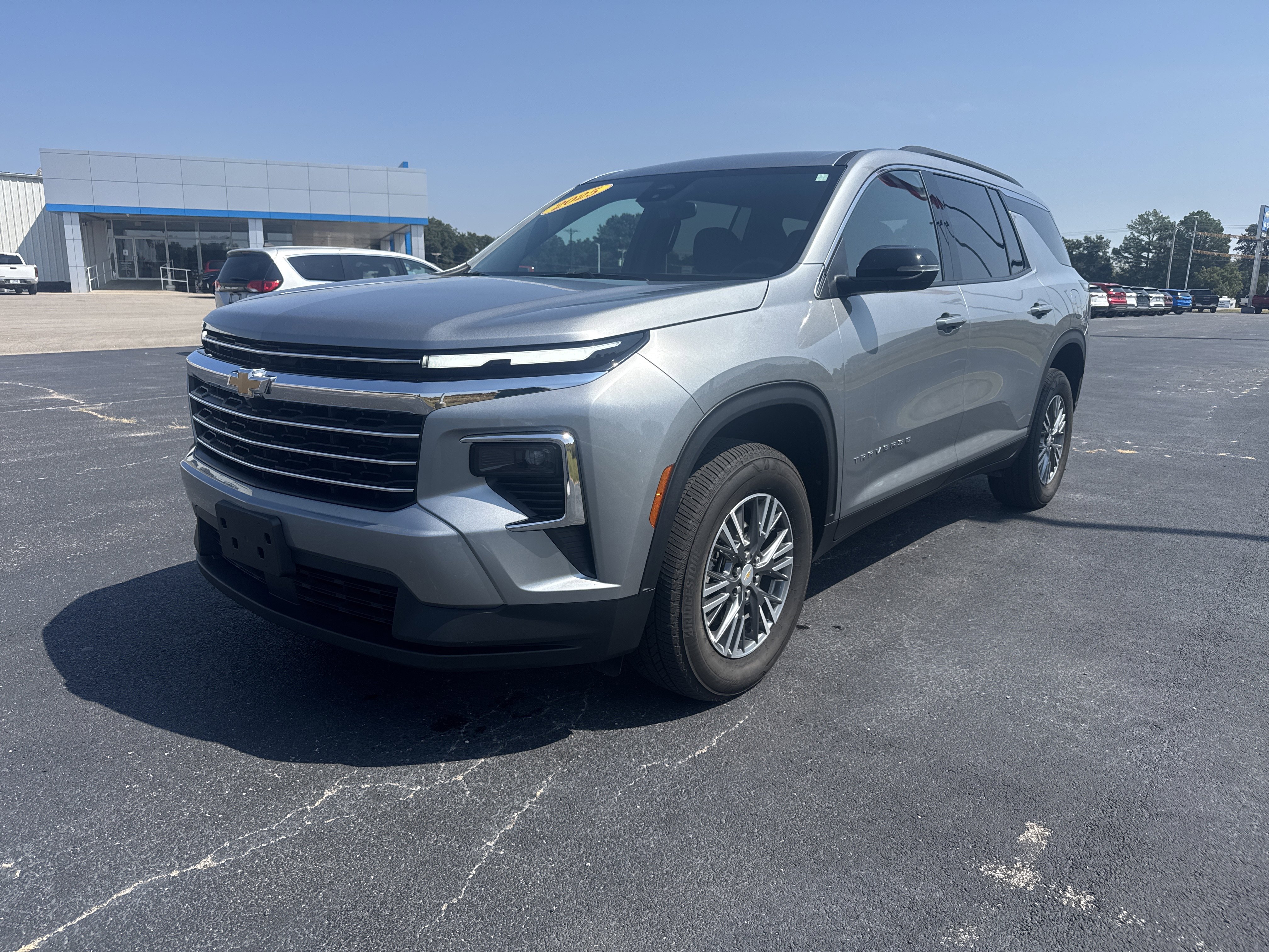 Used 2025 Chevrolet Traverse LT image 1