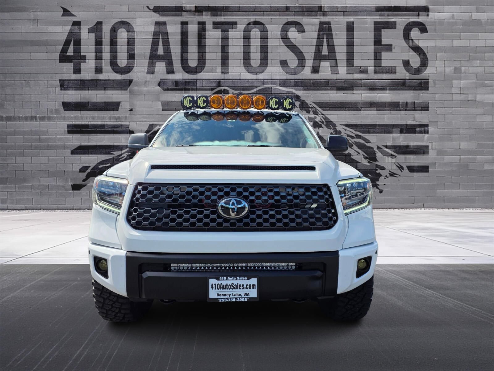Used 2018 Toyota Tundra Limited w/ Limited Premium Package AWD/4WD image 5