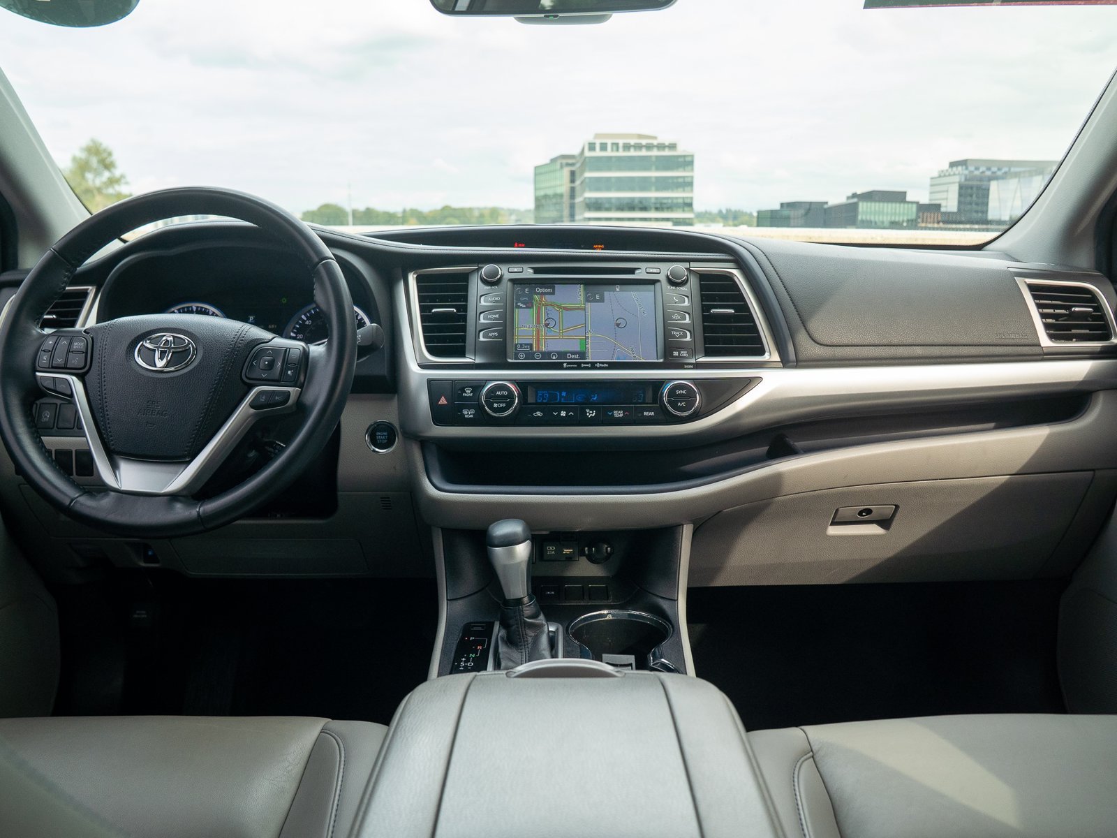 Used 2019 Toyota Highlander XLE FWD image 18