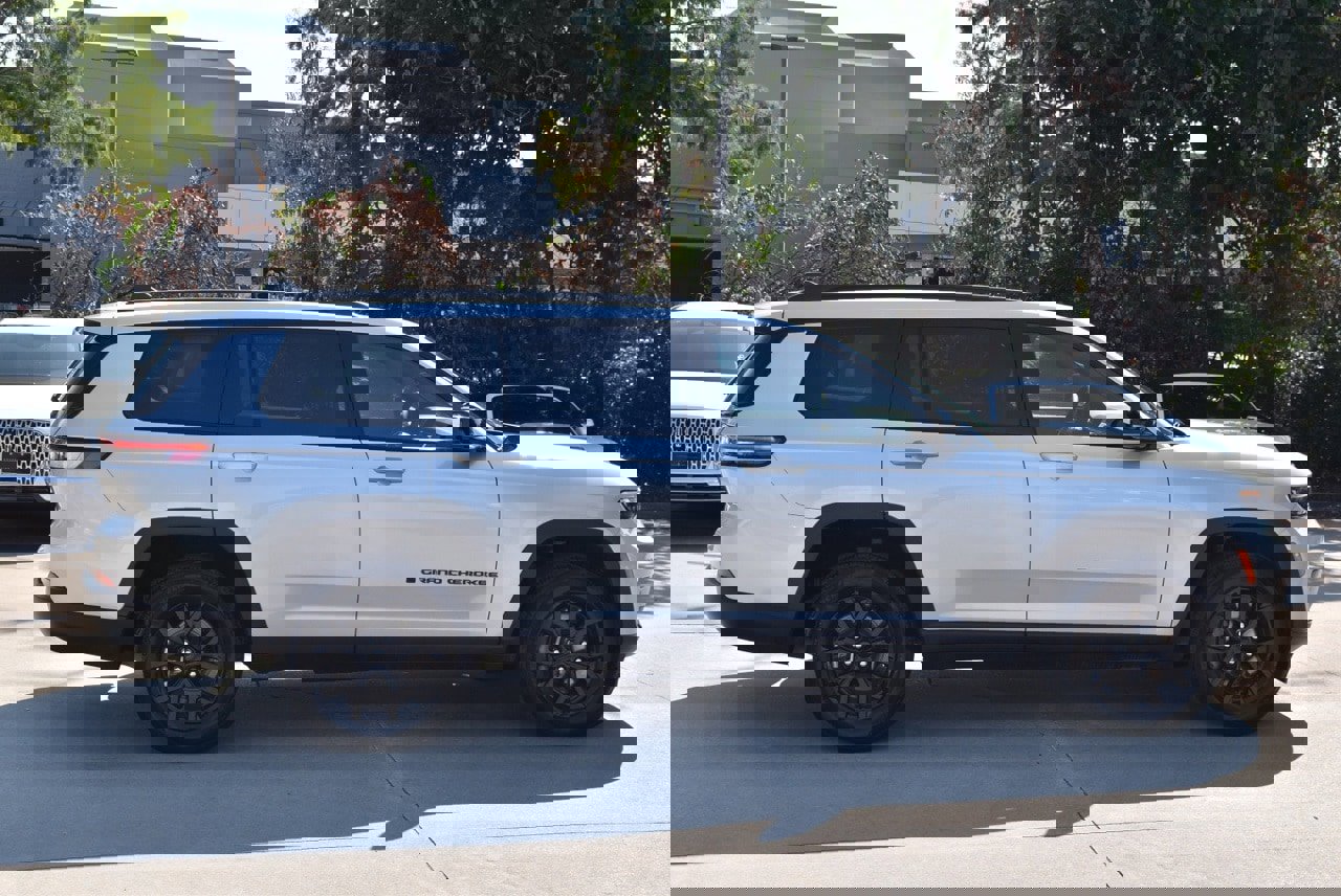 Used 2024 Jeep Grand Cherokee L Laredo image 6