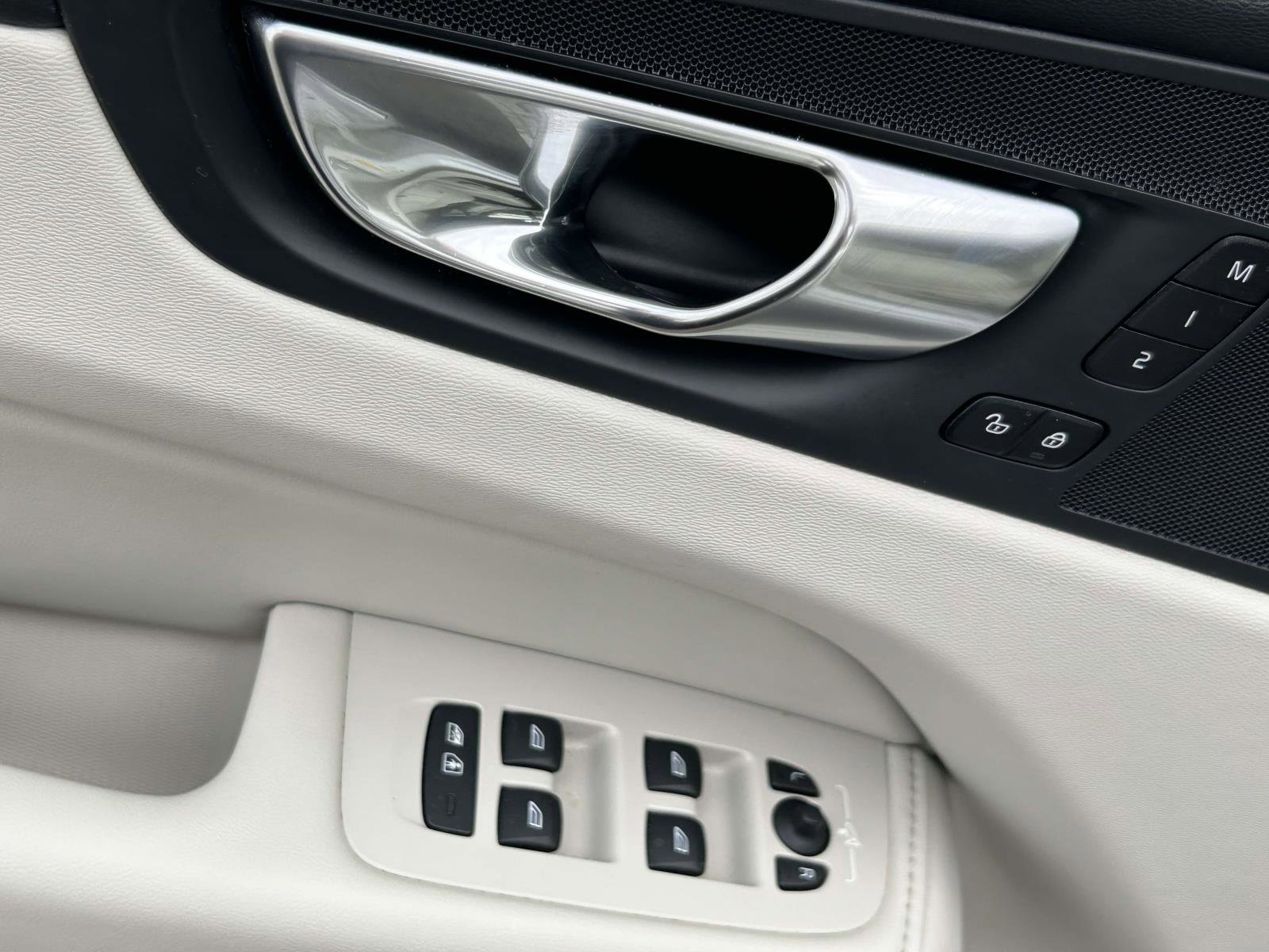 Certified 2023 Volvo XC60 B5 Plus w/ Climate Package image 21