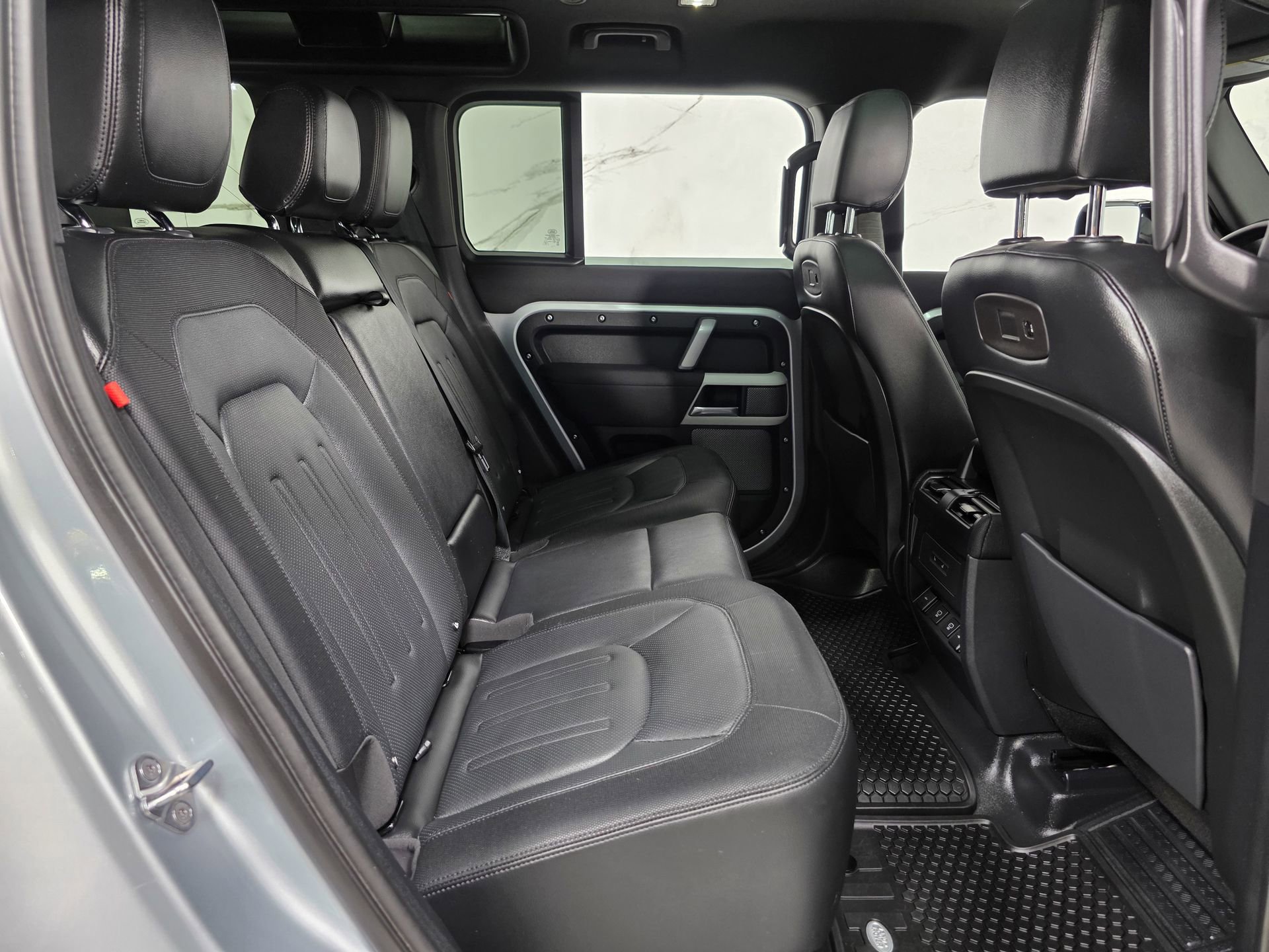 Used 2022 Land Rover Defender 110 X-Dynamic SE AWD/4WD image 4