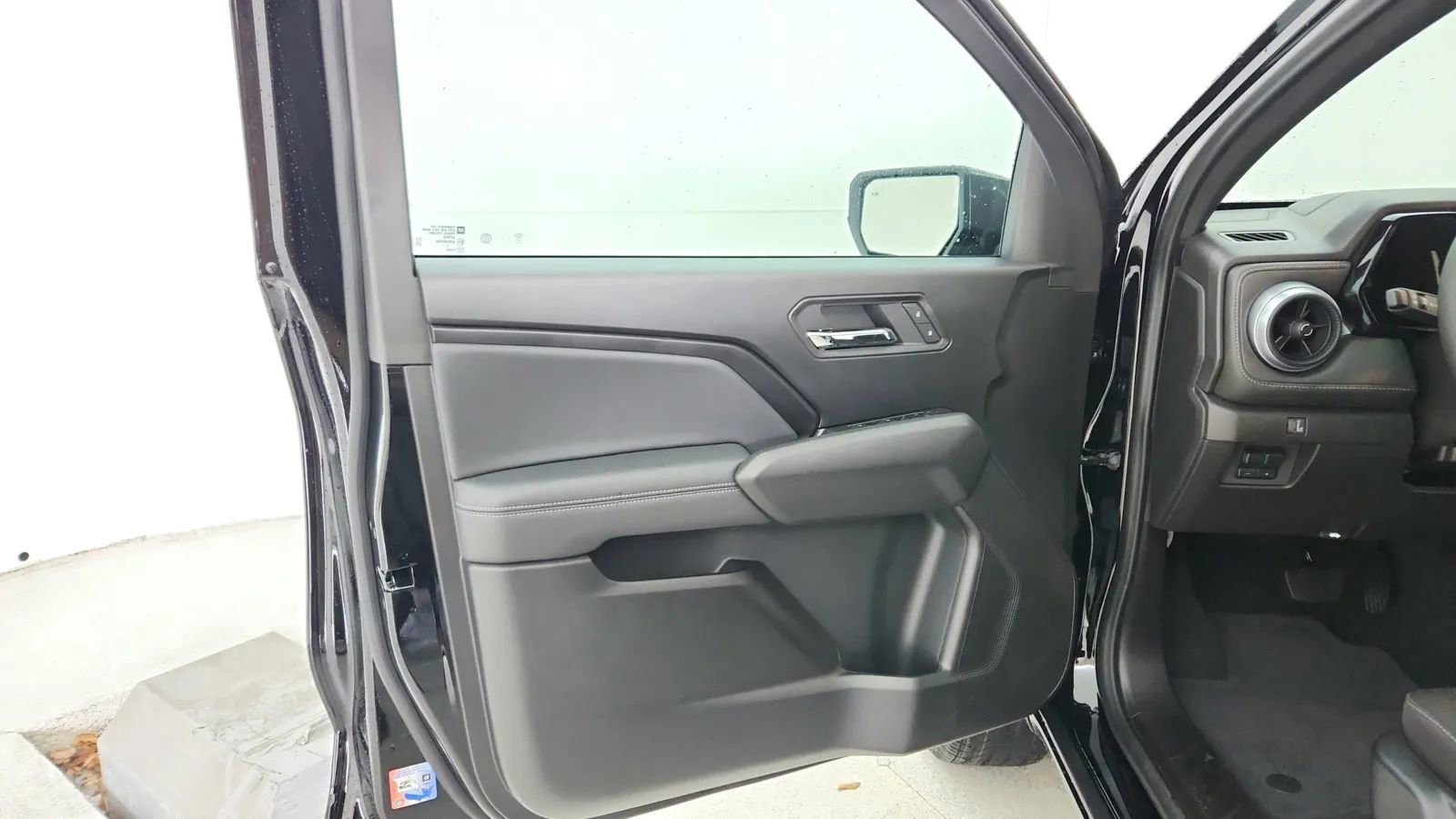 Used 2024 Chevrolet Colorado LT w/ LT Convenience Package image 38