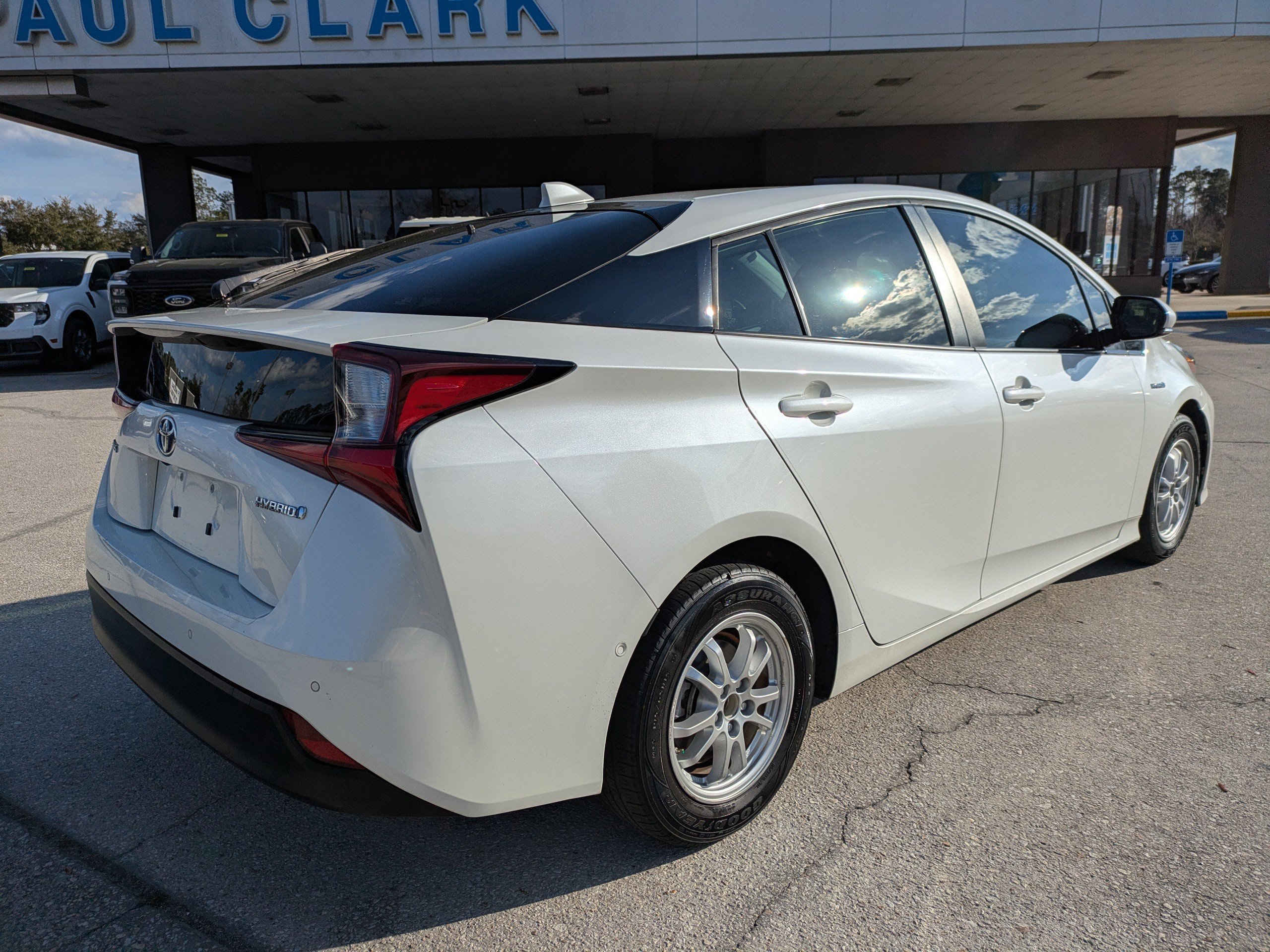 Used 2020 Toyota Prius LE image 4
