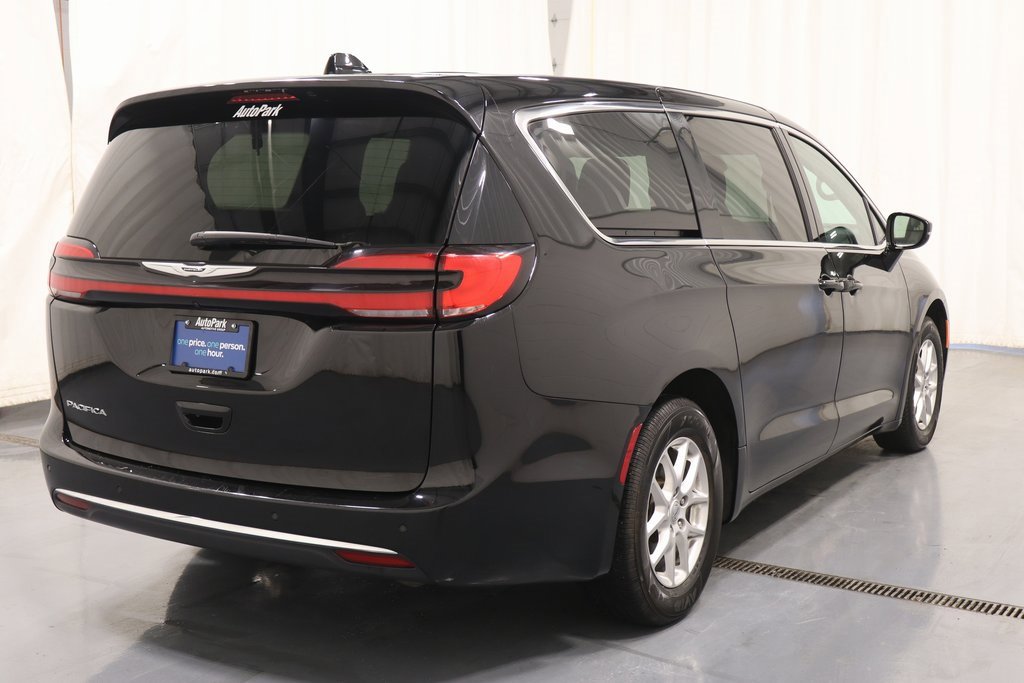 Used 2025 Chrysler Pacifica Select image 9