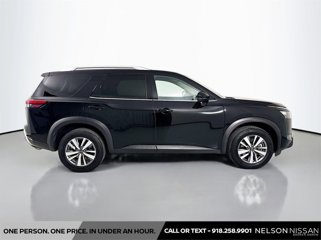 Certified 2025 Nissan Pathfinder SL image 4