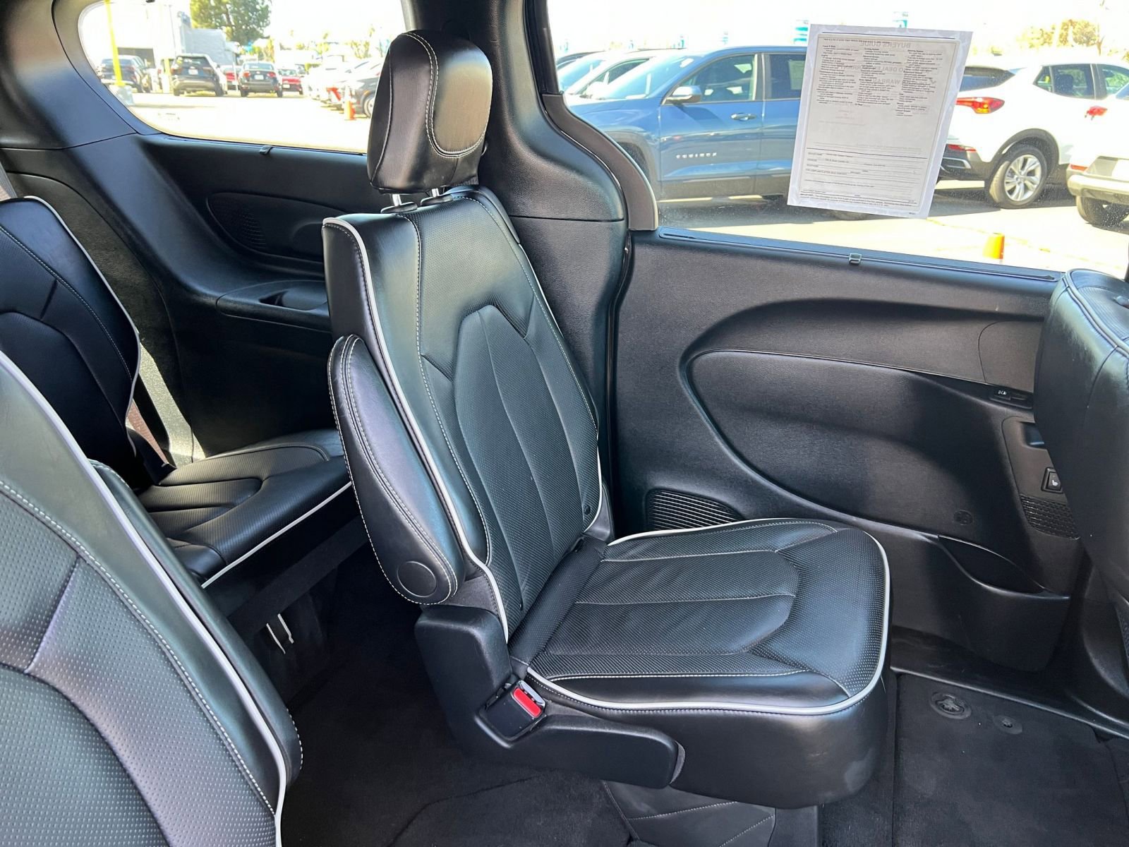 Used 2025 Chrysler Pacifica Limited image 39