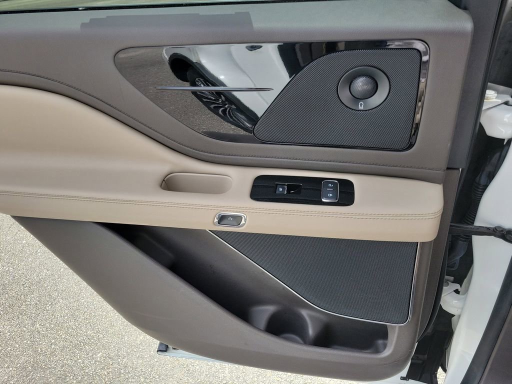 Certified 2023 Lincoln Aviator Reserve w/ Equipment Group 201A image 15