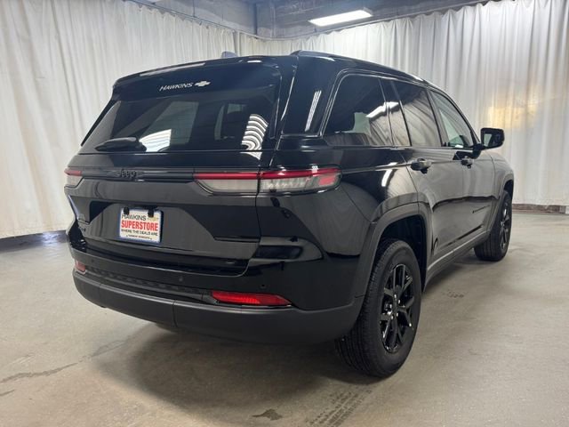 Used 2025 Jeep Grand Cherokee Altitude AWD/4WD image 5