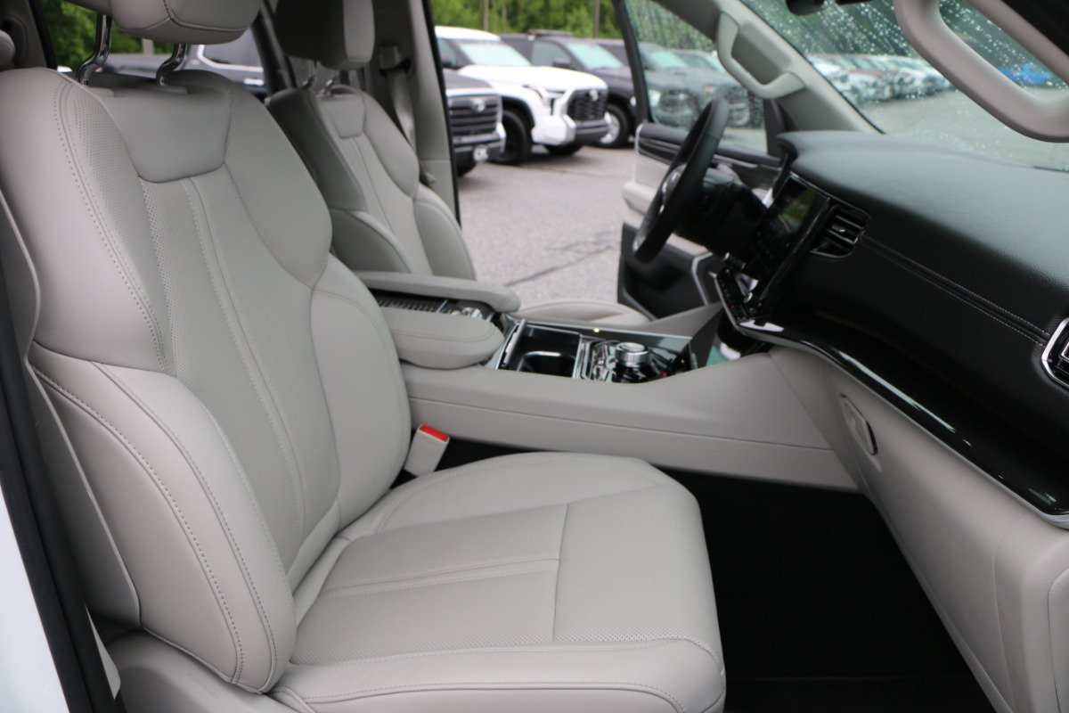 Used 2023 Jeep Wagoneer 2WD image 29