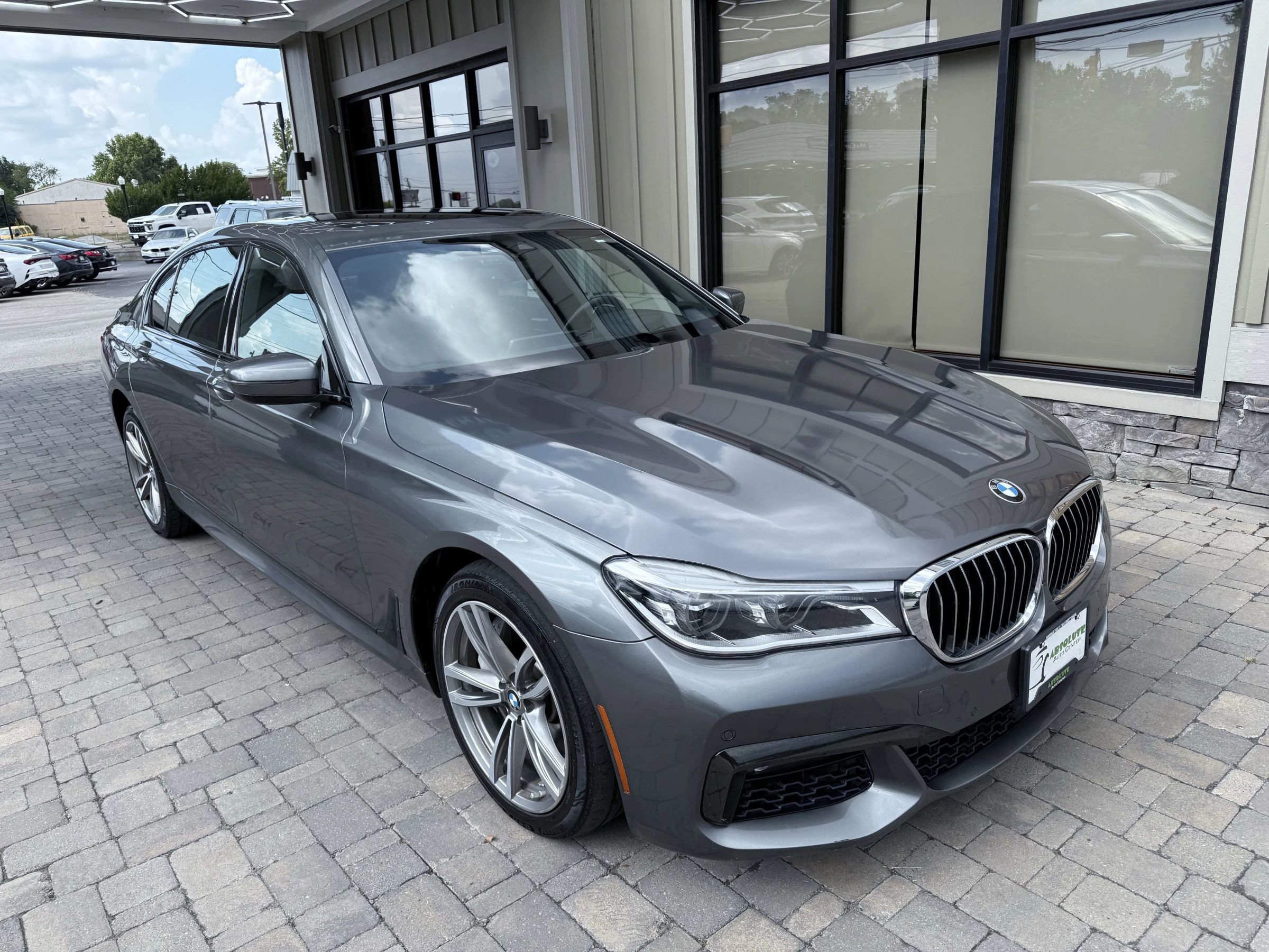 Used 2018 BMW 750i xDrive image 32