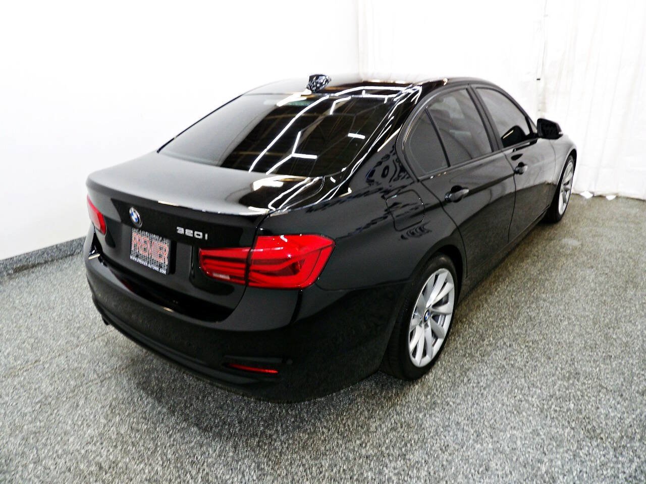 Used 2018 BMW 320i Sedan RWD image 6