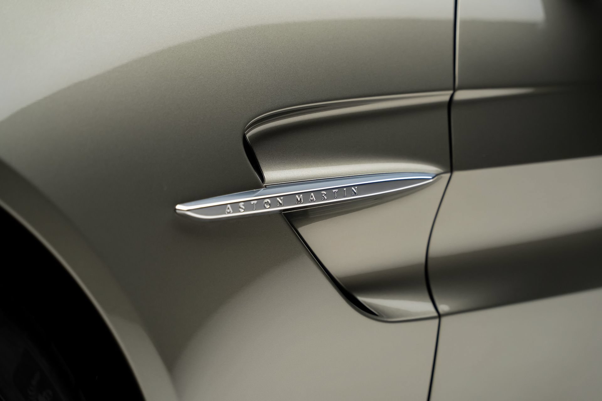 Used 2025 Aston Martin V8 Vantage Coupe RWD image 23