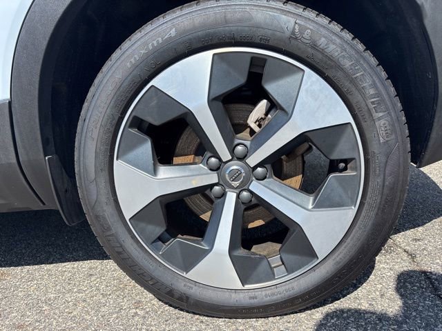 Used 2025 Volvo XC40 B5 Plus AWD/4WD image 10