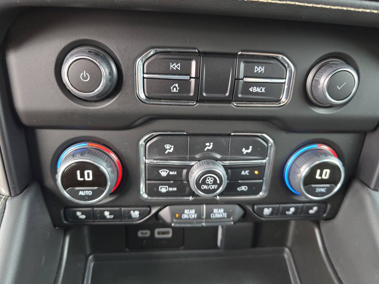 Used 2023 Chevrolet Tahoe Premier AWD/4WD image 29