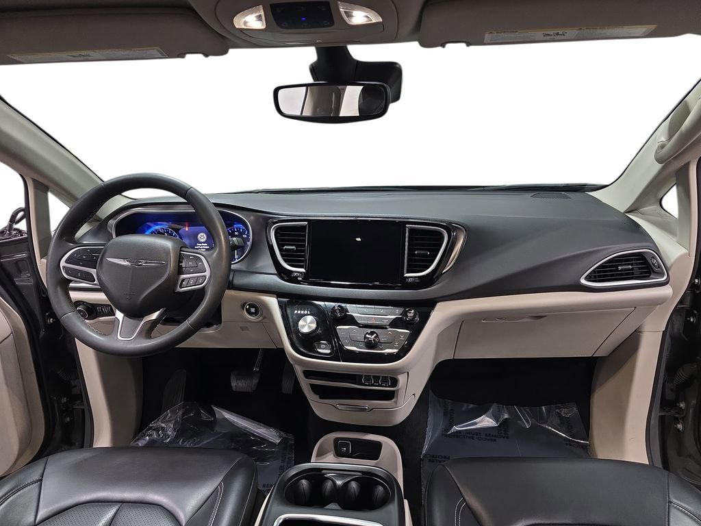 Used 2023 Chrysler Pacifica Touring-L FWD image 9