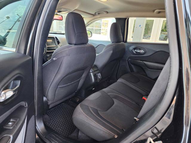Used 2016 Jeep Cherokee Latitude w/ Cold Weather Group AWD/4WD image 12
