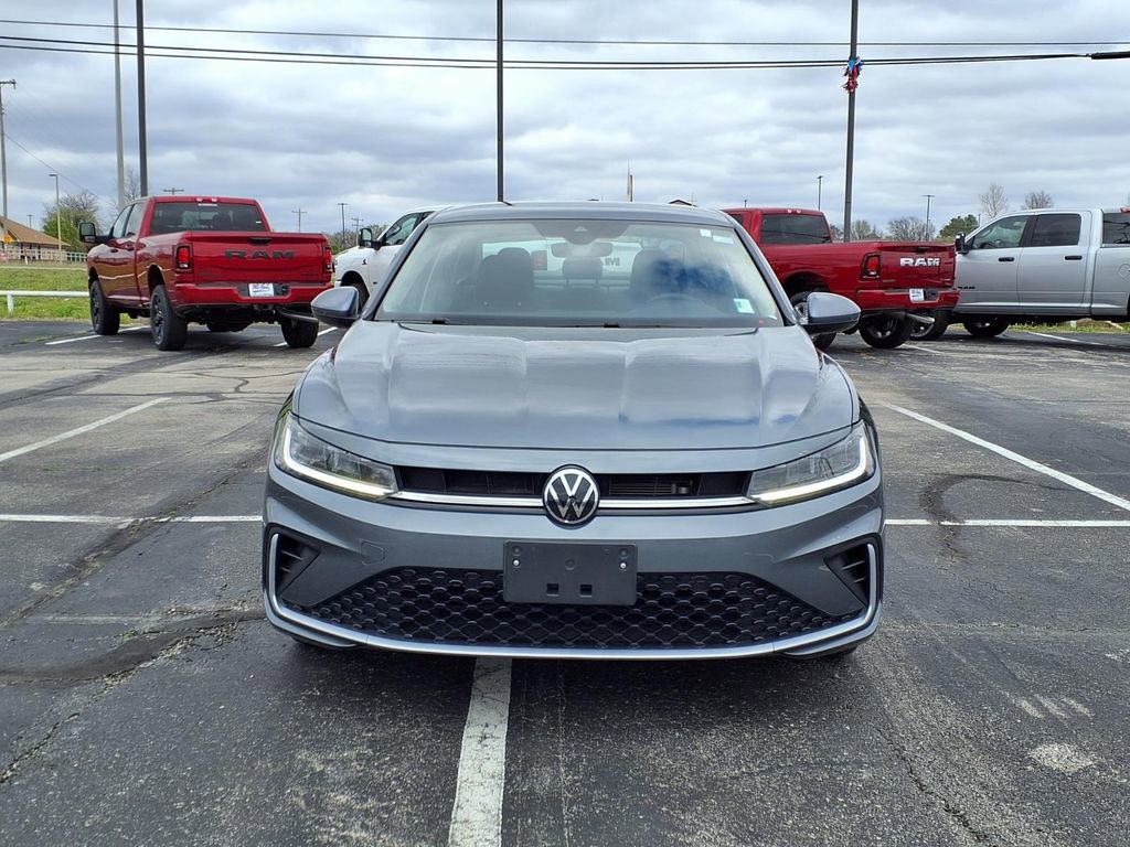 Used 2025 Volkswagen Jetta SE image 2