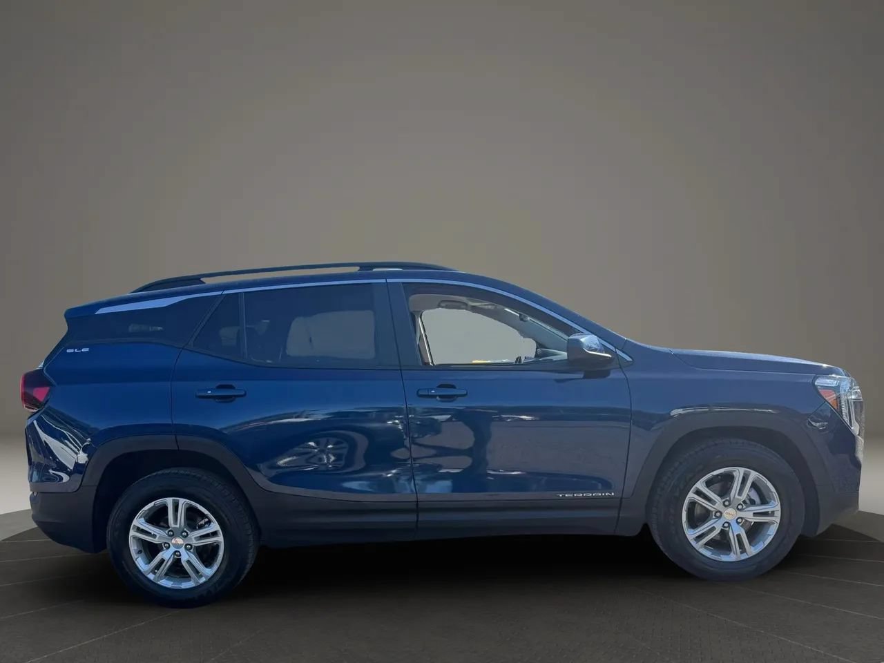Used 2023 GMC Terrain SLE w/ Driver Convenience Package AWD/4WD image 4