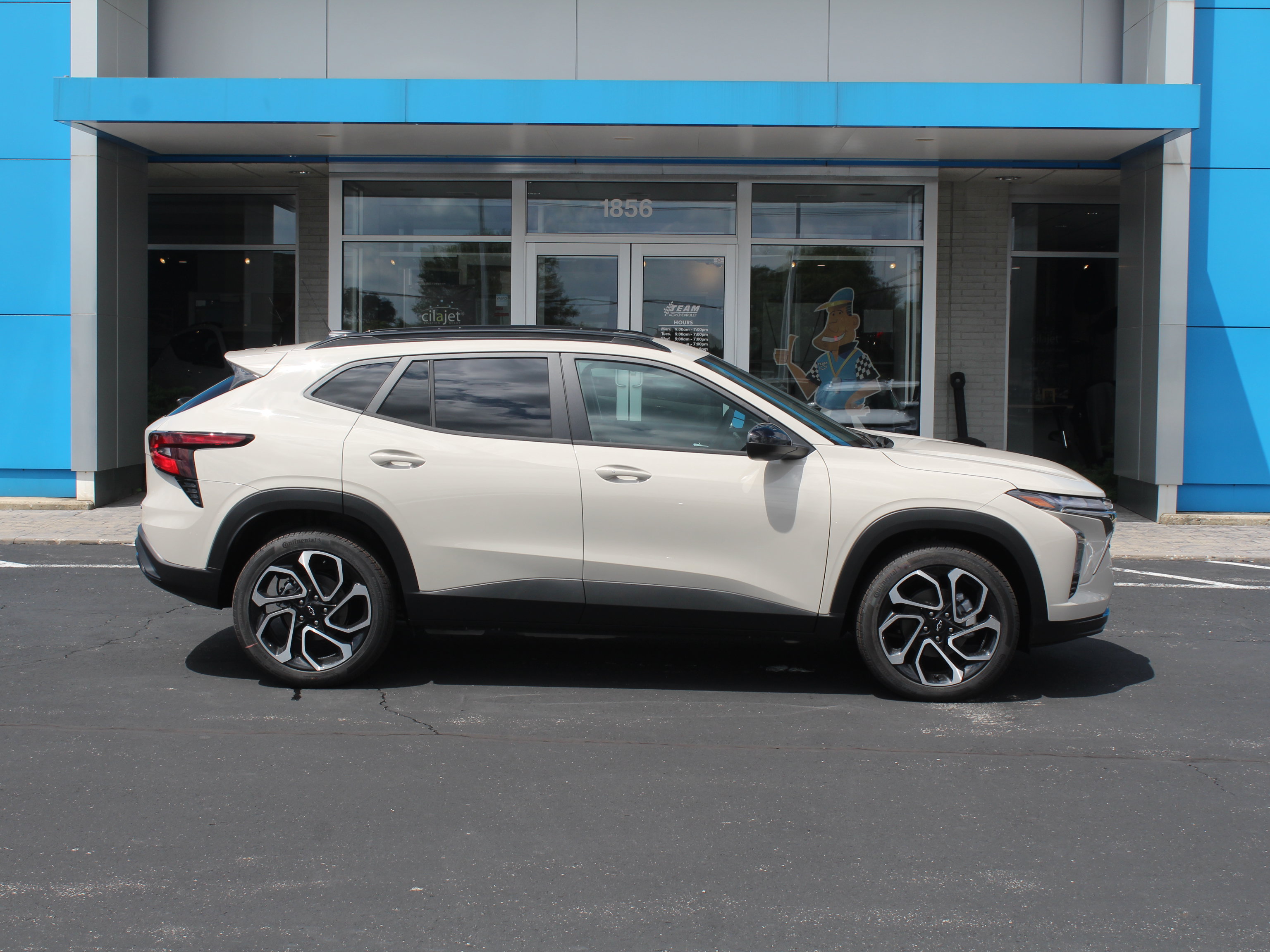 New 2026 Chevrolet Trax RS w/ Sunroof Package FWD image 3